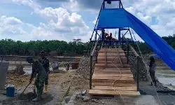 Lewat jembatan gantung, Desa Lubuk Sidup segera dapat diakses kembali