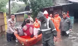 Petugas evakuasi warga yang terdampak banjir di Cakung Barat