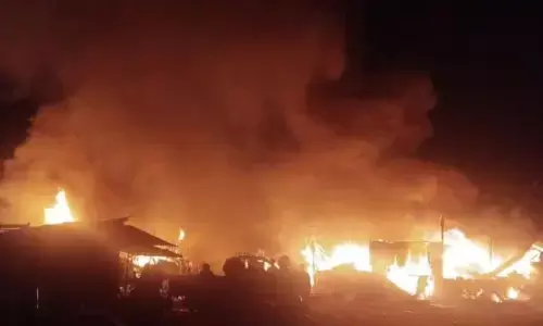 Damkar kerahkan tujuh mobil padamkan kebakaran gudang di Kendari