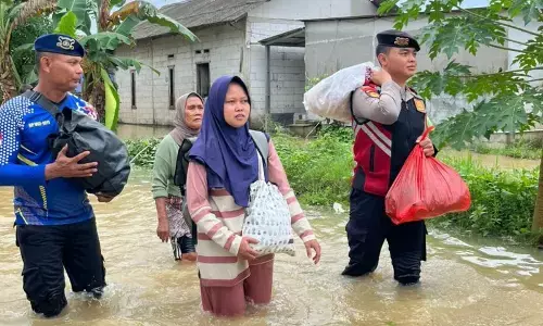 Polres Karawang dan tim gabungan bantu evakuasi warga terdampak banjir