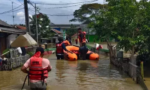Diguyur hujan sehari, Bekasi dikepung banjir