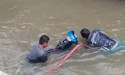 Dua hari beruntun, Damkar evakuasi motor tercebur di Kali Metland