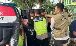Evakuasi warga sakit stroke, aparat Polres Kudus rela terjang banjir