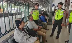 Banjir Pekalongan putus jalur kereta, Polres Tegal Kota siapkan bus tambahan