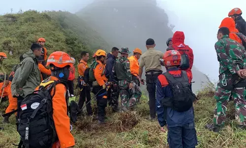 Tim SAR gabungan lanjutkan evakuasi jenazah pesawat ATR di Bulusaraung