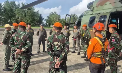 TNI bersama Tim SAR evakuasi korban ATR 42-500 di Gunung Bulusaraung