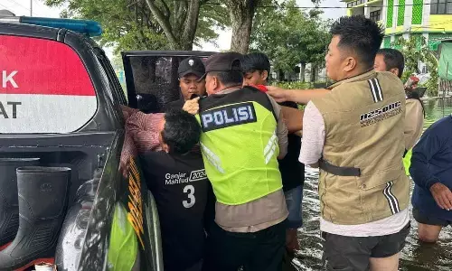 Evakuasi warga sakit stroke, aparat Polres Kudus rela terjang banjir