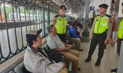 Banjir Pekalongan putus jalur kereta, Polres Tegal Kota siapkan bus tambahan