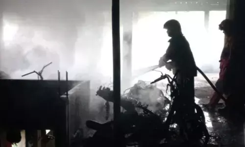 Kebakaran tempat parkir di dekat Stasiun Bogor hanguskan 10 motor