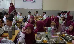 SPPG Mustikasari Bekasi bantah video viral menu MBG hanya ubi dan pisang SPPG Mustikasari Bekasi bantah video viral menu MBG hanya ubi dan pisang