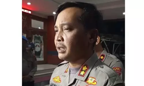 Hampir 24 jam diperiksa penyidik KPK, Bupati Pati tinggalkan Polres Kudus Hampir 24 jam diperiksa penyidik KPK, Bupati Pati tinggalkan Polres Kudus
