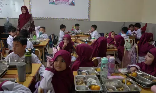SPPG Mustikasari Bekasi bantah video viral menu MBG hanya ubi dan pisang