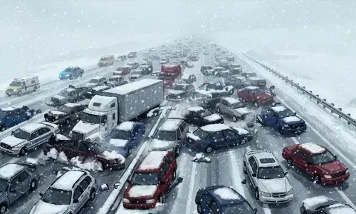 Badai salju picu tabrakan beruntun 100 kendaraan di Michigan