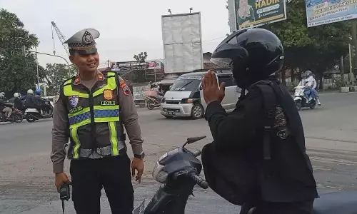 Tertib berlalu lintas, Satlantas Polres Tegal beri teguran humanis kepada pengendara