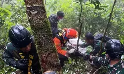 Korban ATR 42-500 di jurang 200 meter dievakuasi helikopter Basarnas Korban ATR 42-500 di jurang 200 meter dievakuasi helikopter Basarnas