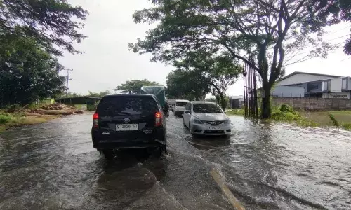 Pengendara diminta hati-hati di Jalan Pantura Pati masih ada genangan