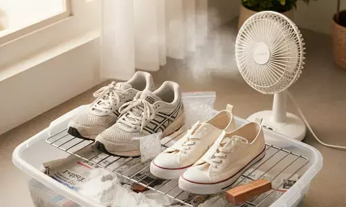 Cara mengeringkan sepatu basah akibat hujan tanpa apek