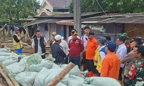 Bupati Bekasi tinjau tanggul jebol pastikan percepatan penanganan