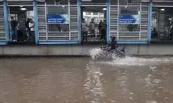 Akibat derasnya hujan pagi ini, Bus Transjakarta koridor 13 hingga 4K terlambat datang Akibat derasnya hujan pagi ini, Bus Transjakarta koridor 13 hingga 4K terlambat datang