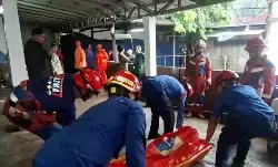 Mayat pria tanpa identitas ditemukan di Kali Baru Kramat Jati Jaktim Mayat pria tanpa identitas ditemukan di Kali Baru Kramat Jati Jaktim