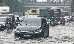 Banjir di Jakarta semakin meluas hingga merendam 45 RT dan 22 jalan Banjir di Jakarta semakin meluas hingga merendam 45 RT dan 22 jalan