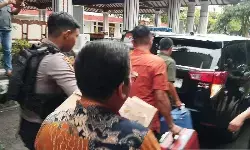 KPK bawa dua koper dan satu dus dokumen dari rumah dinas Bupati Pati KPK bawa dua koper dan satu dus dokumen dari rumah dinas Bupati Pati