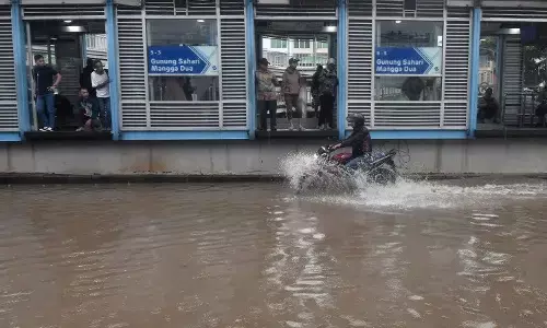 Akibat derasnya hujan pagi ini, Bus Transjakarta koridor 13 hingga 4K terlambat datang