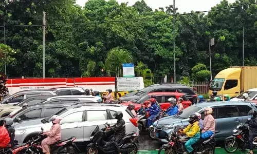 Macet panjang terjadi di Jalan DI Panjaitan usai banjir surut
