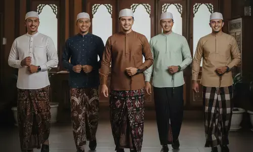 Rekomendasi model sarung stylish pria untuk Ramadan & Lebaran