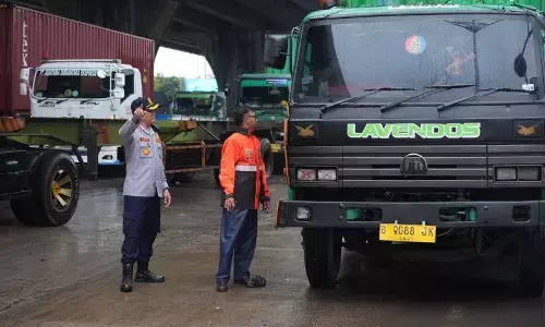 Arus lalu lintas di sekitar Pelabuhan Tanjung Priok padat Arus lalu lintas di sekitar Pelabuhan Tanjung Priok padat