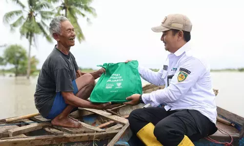 BAZNAS RI salurkan bantuan bagi masyarakat terdampak banjir rob di Muara Gembong Bekasi BAZNAS RI salurkan bantuan bagi masyarakat terdampak banjir rob di Muara Gembong Bekasi