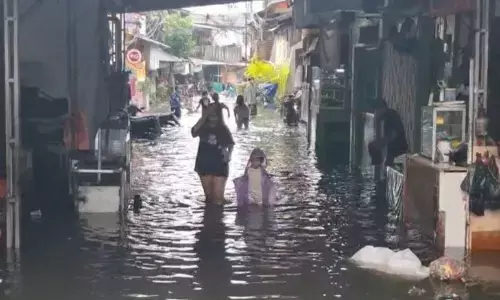 Banjir rendam permukiman warga di Kebon Jeruk Banjir rendam permukiman warga di Kebon Jeruk