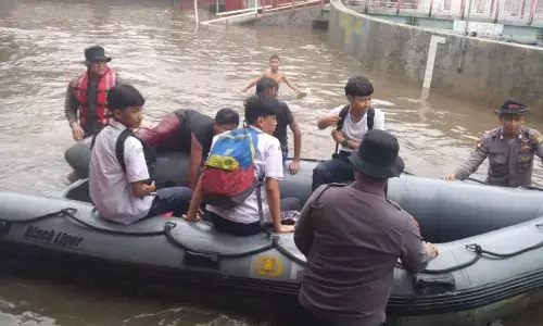 Polisi bantu evakuasi siswa pakai perahu selama banjir di Mampang