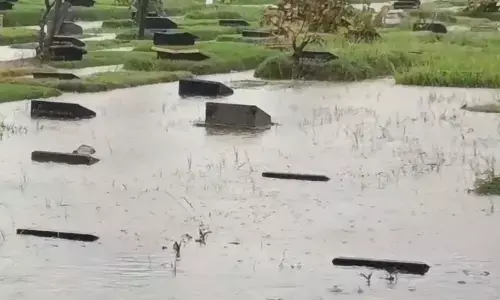 Makam di TPU Pondok Kelapa terendam banjir akibat curah hujan tinggi