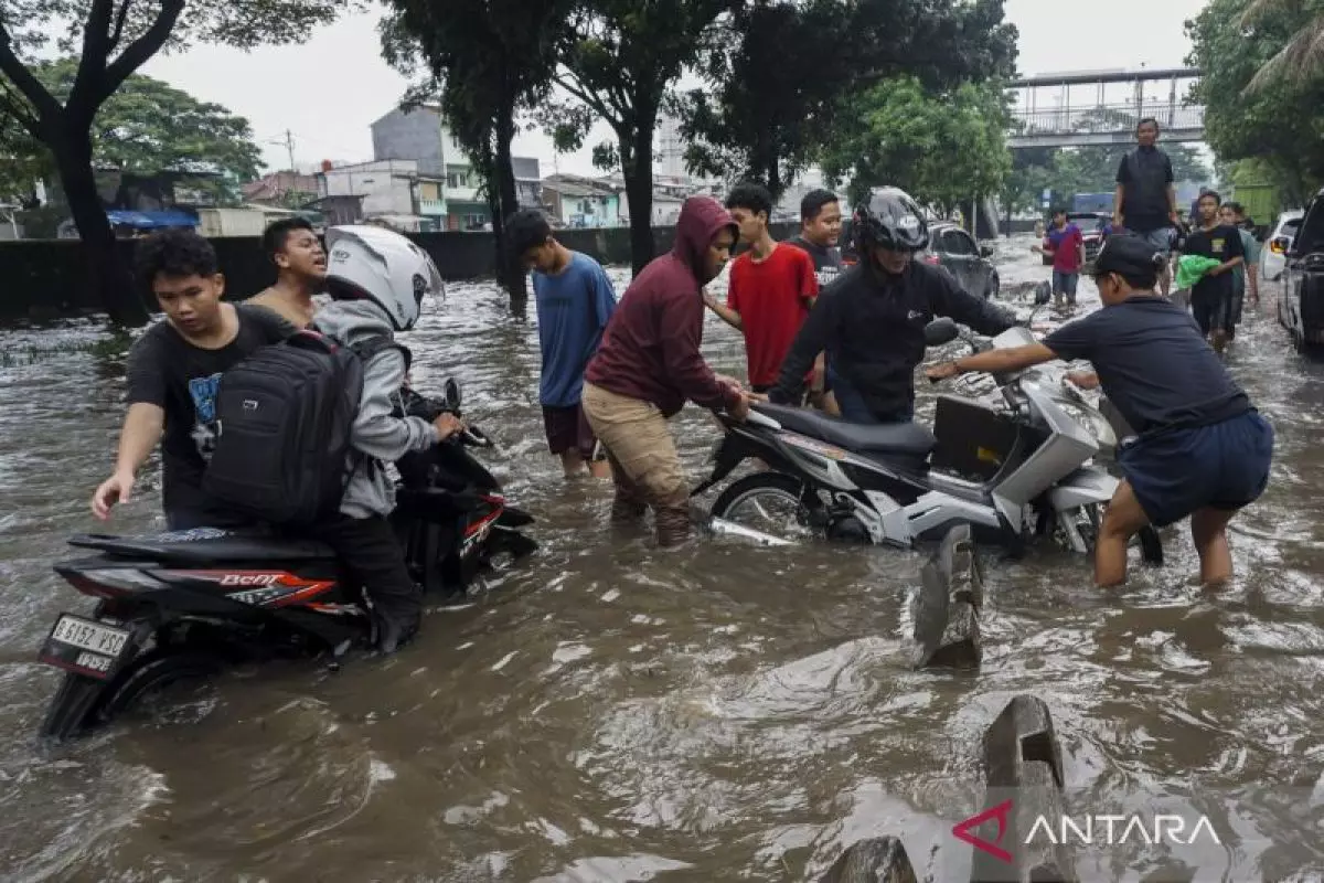 Pemprov DKI Jakarta terapkan PJJ sementara, antisipasi cuaca ekstrem Pemprov DKI Jakarta terapkan PJJ sementara, antisipasi cuaca ekstrem