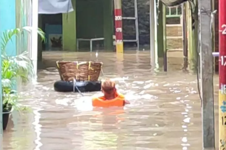 Banjir kiriman Ciliwung rendam Kebon Pala hingga 130 cm Banjir kiriman Ciliwung rendam Kebon Pala hingga 130 cm