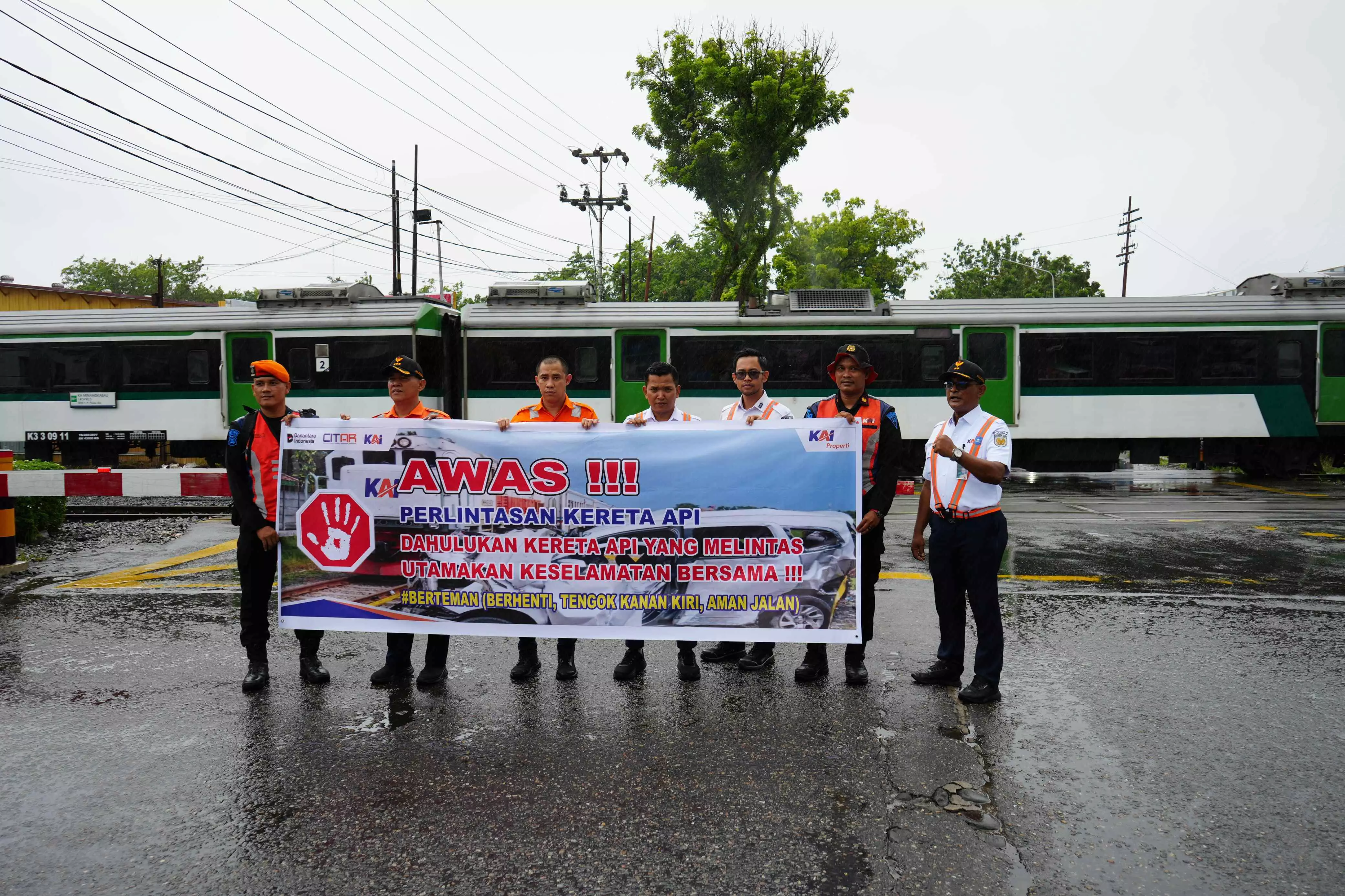 Tingkatkan keselamatan, KAI Divre II Sumbar gelar sosialisasi di perlintasan sebidang Tingkatkan keselamatan, KAI Divre II Sumbar gelar sosialisasi di perlintasan sebidang