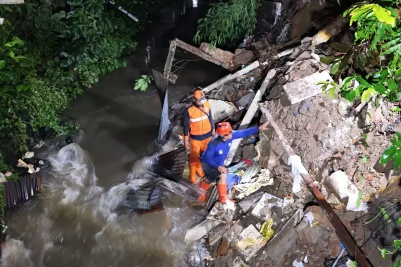 20 petugas gabungan tangani turap longsor di Srengseng Sawah 20 petugas gabungan tangani turap longsor di Srengseng Sawah