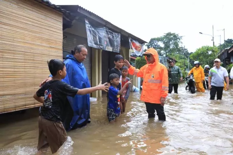 Ribuan karung kisdam dipasang atasi tanggul jebol di Ciledug Ribuan karung kisdam dipasang atasi tanggul jebol di Ciledug
