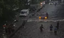 Transjakarta berhenti operasi di tiga area akibat banjir