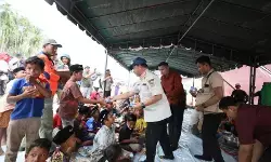 Mendagri makan siang bareng pengungsi di Dusun Seulemak Mendagri makan siang bareng pengungsi di Dusun Seulemak