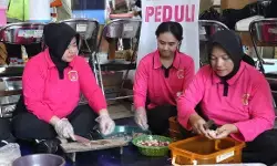 Buka dapur umum, Bhayangkari bantu korban banjir Kudus