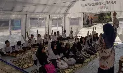 Siswa sekolah dasar antusias belajar di tenda darurat Kemendikdasmen