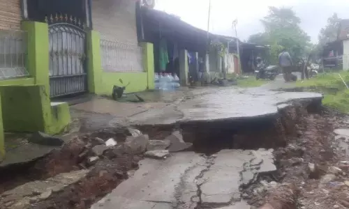Hujan deras picu longsor di kompleks Kodam Bekasi Hujan deras picu longsor di kompleks Kodam Bekasi