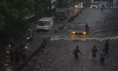 Transjakarta berhenti operasi di tiga area akibat banjir Transjakarta berhenti operasi di tiga area akibat banjir