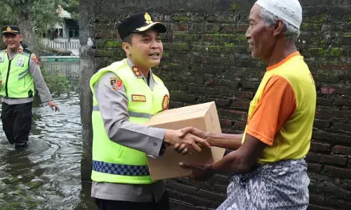 Bantu warga korban banjir, Polres Kudus antar sembako ke rumah-rumah