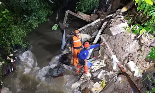 20 petugas gabungan tangani turap longsor di Srengseng Sawah 20 petugas gabungan tangani turap longsor di Srengseng Sawah