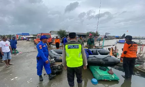 Dua nelayan Pati terseret ombak