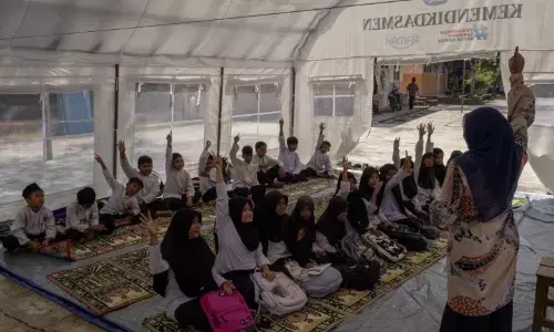 Siswa sekolah dasar antusias belajar di tenda darurat Kemendikdasmen