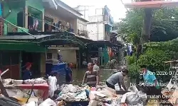 Banjir Rawa Buaya belum surut, 85 persen RW 11 terendam hingga 1,5 meter Banjir Rawa Buaya belum surut, 85 persen RW 11 terendam hingga 1,5 meter